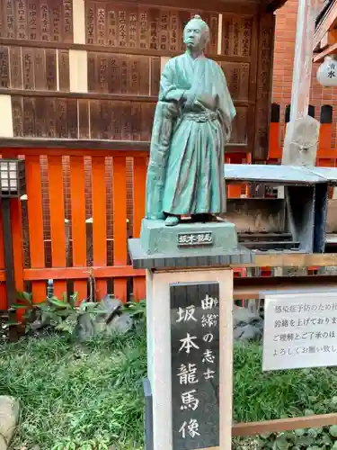 岬神社（土佐稲荷神社）の像