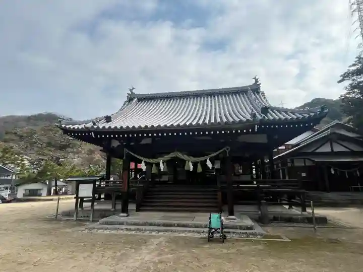 坂八幡神社の{uncategorized: "未分類", other: "その他", undefined: "問題あり", building: "その他建物", grave: "お墓", sacred_gate: "鳥居", guardian: "狛犬", statue: "像", buddha: "仏像", history: "歴史", nature: "自然", garden: "庭園", animal: "動物", pagoda: "塔", temizu: "手水舎", mountain_gate: "山門・神門", sanctuary: "本殿・本堂", subordinate: "末社・摂社", art: "芸術", scenery: "景色", jizo: "地蔵", ema: "絵馬", goshuin: "御朱印", omikuji: "おみくじ", items: "授与品その他", amulet: "お守り", goshuincho: "御朱印帳", eats: "食事", festival: "お祭り", votive_dance: "神楽", shichigosan: "七五三参", wedding: "結婚式", experience: "体験その他", initially: "初詣", around: "周辺", anti_infection: "感染症対策"}