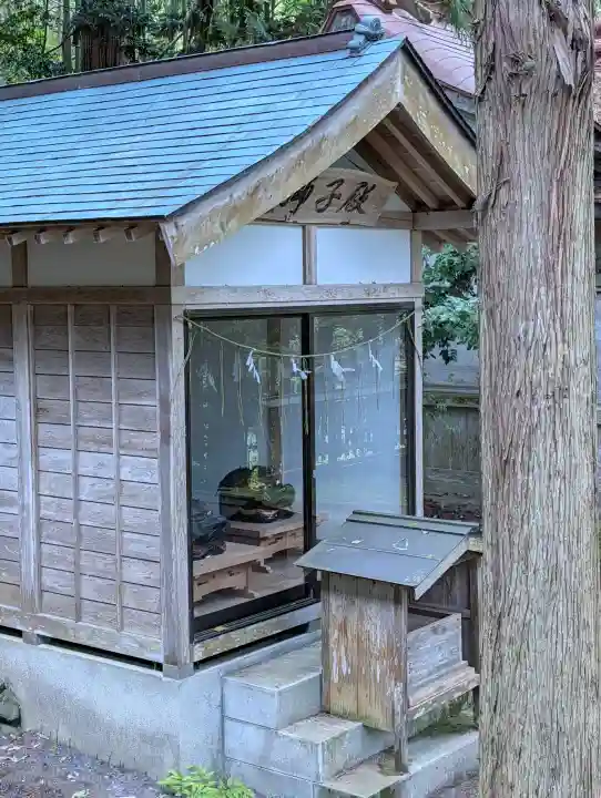 度津神社の{uncategorized: "未分類", other: "その他", undefined: "問題あり", building: "その他建物", grave: "お墓", sacred_gate: "鳥居", guardian: "狛犬", statue: "像", buddha: "仏像", history: "歴史", nature: "自然", garden: "庭園", animal: "動物", pagoda: "塔", temizu: "手水舎", mountain_gate: "山門・神門", sanctuary: "本殿・本堂", subordinate: "末社・摂社", art: "芸術", scenery: "景色", jizo: "地蔵", ema: "絵馬", goshuin: "御朱印", omikuji: "おみくじ", items: "授与品その他", amulet: "お守り", goshuincho: "御朱印帳", eats: "食事", festival: "お祭り", votive_dance: "神楽", shichigosan: "七五三参", wedding: "結婚式", experience: "体験その他", initially: "初詣", around: "周辺", anti_infection: "感染症対策"}