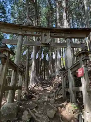 三峯神社奥宮の{uncategorized: "未分類", other: "その他", undefined: "問題あり", building: "その他建物", grave: "お墓", sacred_gate: "鳥居", guardian: "狛犬", statue: "像", buddha: "仏像", history: "歴史", nature: "自然", garden: "庭園", animal: "動物", pagoda: "塔", temizu: "手水舎", mountain_gate: "山門・神門", sanctuary: "本殿・本堂", subordinate: "末社・摂社", art: "芸術", scenery: "景色", jizo: "地蔵", ema: "絵馬", goshuin: "御朱印", omikuji: "おみくじ", items: "授与品その他", amulet: "お守り", goshuincho: "御朱印帳", eats: "食事", festival: "お祭り", votive_dance: "神楽", shichigosan: "七五三参", wedding: "結婚式", experience: "体験その他", initially: "初詣", around: "周辺", anti_infection: "感染症対策"}