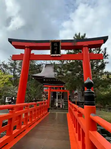 高山稲荷神社の{uncategorized: "未分類", other: "その他", undefined: "問題あり", building: "その他建物", grave: "お墓", sacred_gate: "鳥居", guardian: "狛犬", statue: "像", buddha: "仏像", history: "歴史", nature: "自然", garden: "庭園", animal: "動物", pagoda: "塔", temizu: "手水舎", mountain_gate: "山門・神門", sanctuary: "本殿・本堂", subordinate: "末社・摂社", art: "芸術", scenery: "景色", jizo: "地蔵", ema: "絵馬", goshuin: "御朱印", omikuji: "おみくじ", items: "授与品その他", amulet: "お守り", goshuincho: "御朱印帳", eats: "食事", festival: "お祭り", votive_dance: "神楽", shichigosan: "七五三参", wedding: "結婚式", experience: "体験その他", initially: "初詣", around: "周辺", anti_infection: "感染症対策"}