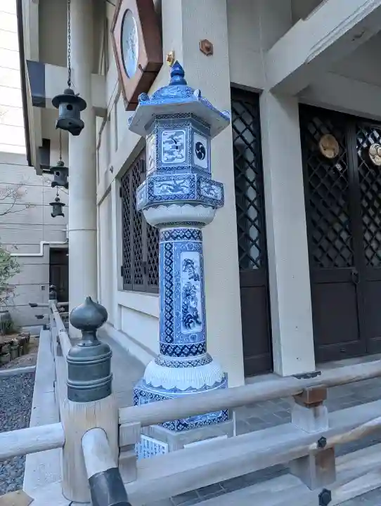 坐摩神社の{uncategorized: "未分類", other: "その他", undefined: "問題あり", building: "その他建物", grave: "お墓", sacred_gate: "鳥居", guardian: "狛犬", statue: "像", buddha: "仏像", history: "歴史", nature: "自然", garden: "庭園", animal: "動物", pagoda: "塔", temizu: "手水舎", mountain_gate: "山門・神門", sanctuary: "本殿・本堂", subordinate: "末社・摂社", art: "芸術", scenery: "景色", jizo: "地蔵", ema: "絵馬", goshuin: "御朱印", omikuji: "おみくじ", items: "授与品その他", amulet: "お守り", goshuincho: "御朱印帳", eats: "食事", festival: "お祭り", votive_dance: "神楽", shichigosan: "七五三参", wedding: "結婚式", experience: "体験その他", initially: "初詣", around: "周辺", anti_infection: "感染症対策"}