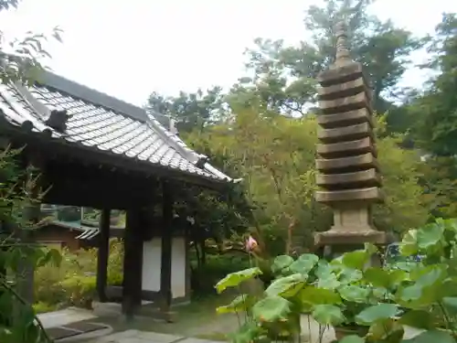 覚園寺の山門