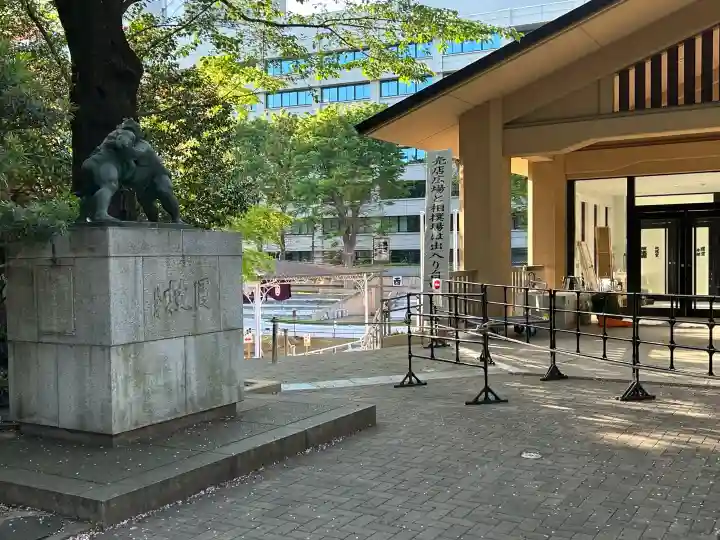 靖國神社の{uncategorized: "未分類", other: "その他", undefined: "問題あり", building: "その他建物", grave: "お墓", sacred_gate: "鳥居", guardian: "狛犬", statue: "像", buddha: "仏像", history: "歴史", nature: "自然", garden: "庭園", animal: "動物", pagoda: "塔", temizu: "手水舎", mountain_gate: "山門・神門", sanctuary: "本殿・本堂", subordinate: "末社・摂社", art: "芸術", scenery: "景色", jizo: "地蔵", ema: "絵馬", goshuin: "御朱印", omikuji: "おみくじ", items: "授与品その他", amulet: "お守り", goshuincho: "御朱印帳", eats: "食事", festival: "お祭り", votive_dance: "神楽", shichigosan: "七五三参", wedding: "結婚式", experience: "体験その他", initially: "初詣", around: "周辺", anti_infection: "感染症対策"}