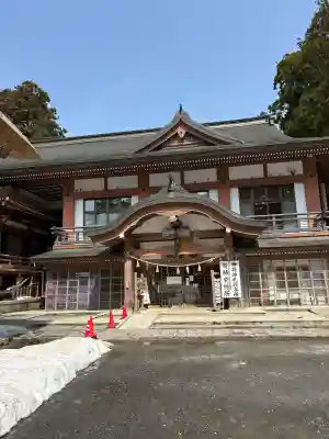 出羽神社(出羽三山神社)～三神合祭殿～の{uncategorized: "未分類", other: "その他", undefined: "問題あり", building: "その他建物", grave: "お墓", sacred_gate: "鳥居", guardian: "狛犬", statue: "像", buddha: "仏像", history: "歴史", nature: "自然", garden: "庭園", animal: "動物", pagoda: "塔", temizu: "手水舎", mountain_gate: "山門・神門", sanctuary: "本殿・本堂", subordinate: "末社・摂社", art: "芸術", scenery: "景色", jizo: "地蔵", ema: "絵馬", goshuin: "御朱印", omikuji: "おみくじ", items: "授与品その他", amulet: "お守り", goshuincho: "御朱印帳", eats: "食事", festival: "お祭り", votive_dance: "神楽", shichigosan: "七五三参", wedding: "結婚式", experience: "体験その他", initially: "初詣", around: "周辺", anti_infection: "感染症対策"}