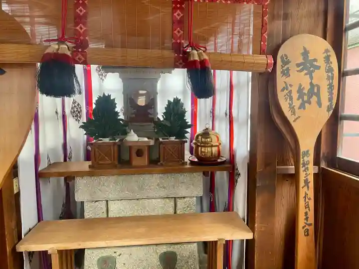 石井神社の{uncategorized: "未分類", other: "その他", undefined: "問題あり", building: "その他建物", grave: "お墓", sacred_gate: "鳥居", guardian: "狛犬", statue: "像", buddha: "仏像", history: "歴史", nature: "自然", garden: "庭園", animal: "動物", pagoda: "塔", temizu: "手水舎", mountain_gate: "山門・神門", sanctuary: "本殿・本堂", subordinate: "末社・摂社", art: "芸術", scenery: "景色", jizo: "地蔵", ema: "絵馬", goshuin: "御朱印", omikuji: "おみくじ", items: "授与品その他", amulet: "お守り", goshuincho: "御朱印帳", eats: "食事", festival: "お祭り", votive_dance: "神楽", shichigosan: "七五三参", wedding: "結婚式", experience: "体験その他", initially: "初詣", around: "周辺", anti_infection: "感染症対策"}