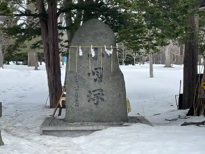 彌彦神社 (伊夜日子神社)の{uncategorized: "未分類", other: "その他", undefined: "問題あり", building: "その他建物", grave: "お墓", sacred_gate: "鳥居", guardian: "狛犬", statue: "像", buddha: "仏像", history: "歴史", nature: "自然", garden: "庭園", animal: "動物", pagoda: "塔", temizu: "手水舎", mountain_gate: "山門・神門", sanctuary: "本殿・本堂", subordinate: "末社・摂社", art: "芸術", scenery: "景色", jizo: "地蔵", ema: "絵馬", goshuin: "御朱印", omikuji: "おみくじ", items: "授与品その他", amulet: "お守り", goshuincho: "御朱印帳", eats: "食事", festival: "お祭り", votive_dance: "神楽", shichigosan: "七五三参", wedding: "結婚式", experience: "体験その他", initially: "初詣", around: "周辺", anti_infection: "感染症対策"}