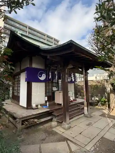 四谷於岩稲荷田宮神社の{uncategorized: "未分類", other: "その他", undefined: "問題あり", building: "その他建物", grave: "お墓", sacred_gate: "鳥居", guardian: "狛犬", statue: "像", buddha: "仏像", history: "歴史", nature: "自然", garden: "庭園", animal: "動物", pagoda: "塔", temizu: "手水舎", mountain_gate: "山門・神門", sanctuary: "本殿・本堂", subordinate: "末社・摂社", art: "芸術", scenery: "景色", jizo: "地蔵", ema: "絵馬", goshuin: "御朱印", omikuji: "おみくじ", items: "授与品その他", amulet: "お守り", goshuincho: "御朱印帳", eats: "食事", festival: "お祭り", votive_dance: "神楽", shichigosan: "七五三参", wedding: "結婚式", experience: "体験その他", initially: "初詣", around: "周辺", anti_infection: "感染症対策"}