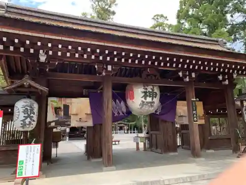 建部大社の山門