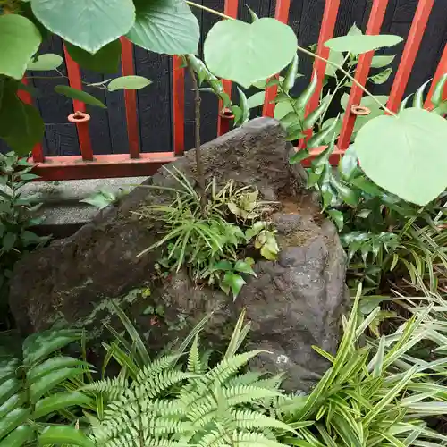孫三稲荷神社の庭園
