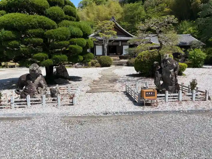 満月寺の{uncategorized: "未分類", other: "その他", undefined: "問題あり", building: "その他建物", grave: "お墓", sacred_gate: "鳥居", guardian: "狛犬", statue: "像", buddha: "仏像", history: "歴史", nature: "自然", garden: "庭園", animal: "動物", pagoda: "塔", temizu: "手水舎", mountain_gate: "山門・神門", sanctuary: "本殿・本堂", subordinate: "末社・摂社", art: "芸術", scenery: "景色", jizo: "地蔵", ema: "絵馬", goshuin: "御朱印", omikuji: "おみくじ", items: "授与品その他", amulet: "お守り", goshuincho: "御朱印帳", eats: "食事", festival: "お祭り", votive_dance: "神楽", shichigosan: "七五三参", wedding: "結婚式", experience: "体験その他", initially: "初詣", around: "周辺", anti_infection: "感染症対策"}