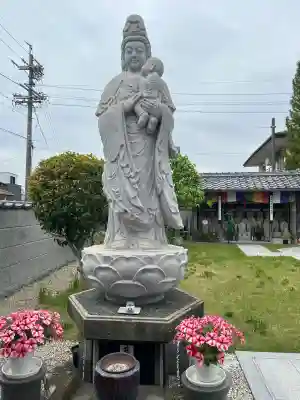観音寺の{uncategorized: "未分類", other: "その他", undefined: "問題あり", building: "その他建物", grave: "お墓", sacred_gate: "鳥居", guardian: "狛犬", statue: "像", buddha: "仏像", history: "歴史", nature: "自然", garden: "庭園", animal: "動物", pagoda: "塔", temizu: "手水舎", mountain_gate: "山門・神門", sanctuary: "本殿・本堂", subordinate: "末社・摂社", art: "芸術", scenery: "景色", jizo: "地蔵", ema: "絵馬", goshuin: "御朱印", omikuji: "おみくじ", items: "授与品その他", amulet: "お守り", goshuincho: "御朱印帳", eats: "食事", festival: "お祭り", votive_dance: "神楽", shichigosan: "七五三参", wedding: "結婚式", experience: "体験その他", initially: "初詣", around: "周辺", anti_infection: "感染症対策"}