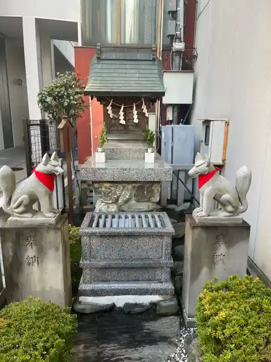 鞘町稲荷大明神の{uncategorized: "未分類", other: "その他", undefined: "問題あり", building: "その他建物", grave: "お墓", sacred_gate: "鳥居", guardian: "狛犬", statue: "像", buddha: "仏像", history: "歴史", nature: "自然", garden: "庭園", animal: "動物", pagoda: "塔", temizu: "手水舎", mountain_gate: "山門・神門", sanctuary: "本殿・本堂", subordinate: "末社・摂社", art: "芸術", scenery: "景色", jizo: "地蔵", ema: "絵馬", goshuin: "御朱印", omikuji: "おみくじ", items: "授与品その他", amulet: "お守り", goshuincho: "御朱印帳", eats: "食事", festival: "お祭り", votive_dance: "神楽", shichigosan: "七五三参", wedding: "結婚式", experience: "体験その他", initially: "初詣", around: "周辺", anti_infection: "感染症対策"}