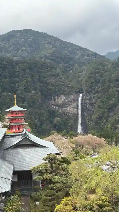 青岸渡寺の{uncategorized: "未分類", other: "その他", undefined: "問題あり", building: "その他建物", grave: "お墓", sacred_gate: "鳥居", guardian: "狛犬", statue: "像", buddha: "仏像", history: "歴史", nature: "自然", garden: "庭園", animal: "動物", pagoda: "塔", temizu: "手水舎", mountain_gate: "山門・神門", sanctuary: "本殿・本堂", subordinate: "末社・摂社", art: "芸術", scenery: "景色", jizo: "地蔵", ema: "絵馬", goshuin: "御朱印", omikuji: "おみくじ", items: "授与品その他", amulet: "お守り", goshuincho: "御朱印帳", eats: "食事", festival: "お祭り", votive_dance: "神楽", shichigosan: "七五三参", wedding: "結婚式", experience: "体験その他", initially: "初詣", around: "周辺", anti_infection: "感染症対策"}