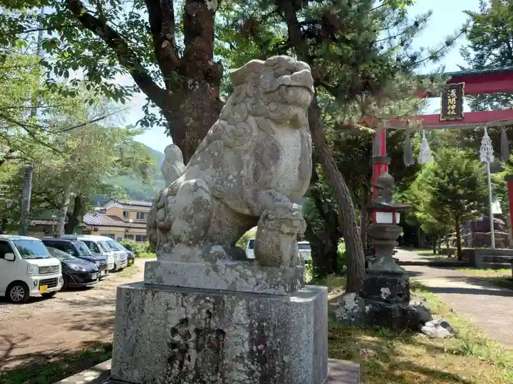 北東本宮小室浅間神社の狛犬