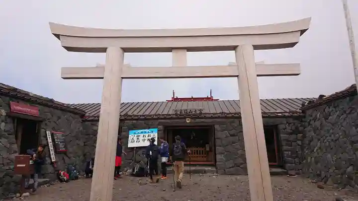 富士山頂上浅間大社奥宮の鳥居