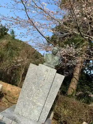 万倉護国神社の像