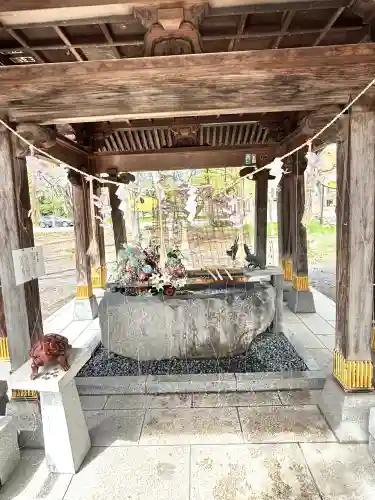 彌彦神社　(伊夜日子神社)の{uncategorized: "未分類", other: "その他", undefined: "問題あり", building: "その他建物", grave: "お墓", sacred_gate: "鳥居", guardian: "狛犬", statue: "像", buddha: "仏像", history: "歴史", nature: "自然", garden: "庭園", animal: "動物", pagoda: "塔", temizu: "手水舎", mountain_gate: "山門・神門", sanctuary: "本殿・本堂", subordinate: "末社・摂社", art: "芸術", scenery: "景色", jizo: "地蔵", ema: "絵馬", goshuin: "御朱印", omikuji: "おみくじ", items: "授与品その他", amulet: "お守り", goshuincho: "御朱印帳", eats: "食事", festival: "お祭り", votive_dance: "神楽", shichigosan: "七五三参", wedding: "結婚式", experience: "体験その他", initially: "初詣", around: "周辺", anti_infection: "感染症対策"}