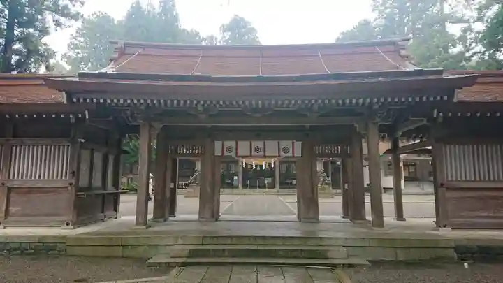 白山比咩神社の山門・神門