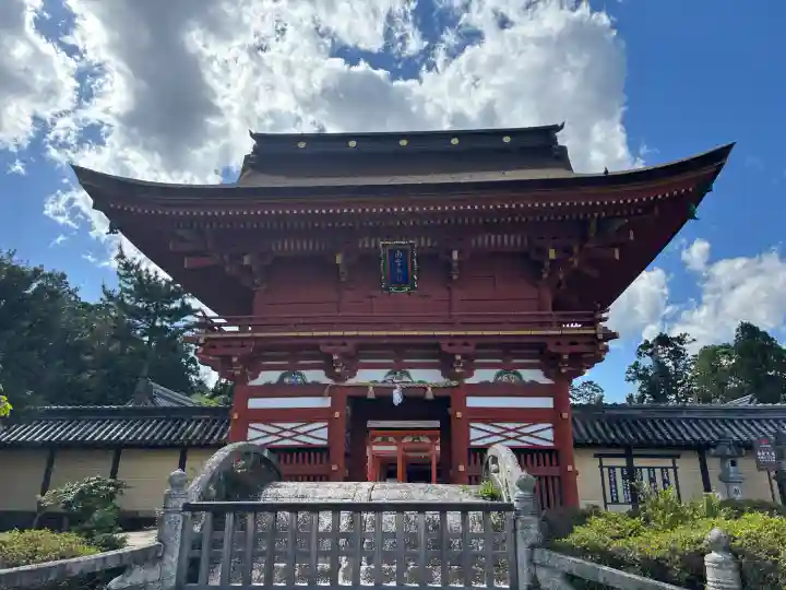 美濃國一宮 南宮大社の{uncategorized: "未分類", other: "その他", undefined: "問題あり", building: "その他建物", grave: "お墓", sacred_gate: "鳥居", guardian: "狛犬", statue: "像", buddha: "仏像", history: "歴史", nature: "自然", garden: "庭園", animal: "動物", pagoda: "塔", temizu: "手水舎", mountain_gate: "山門・神門", sanctuary: "本殿・本堂", subordinate: "末社・摂社", art: "芸術", scenery: "景色", jizo: "地蔵", ema: "絵馬", goshuin: "御朱印", omikuji: "おみくじ", items: "授与品その他", amulet: "お守り", goshuincho: "御朱印帳", eats: "食事", festival: "お祭り", votive_dance: "神楽", shichigosan: "七五三参", wedding: "結婚式", experience: "体験その他", initially: "初詣", around: "周辺", anti_infection: "感染症対策"}