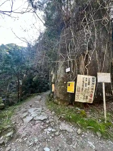 龍鎮神社の{uncategorized: "未分類", other: "その他", undefined: "問題あり", building: "その他建物", grave: "お墓", sacred_gate: "鳥居", guardian: "狛犬", statue: "像", buddha: "仏像", history: "歴史", nature: "自然", garden: "庭園", animal: "動物", pagoda: "塔", temizu: "手水舎", mountain_gate: "山門・神門", sanctuary: "本殿・本堂", subordinate: "末社・摂社", art: "芸術", scenery: "景色", jizo: "地蔵", ema: "絵馬", goshuin: "御朱印", omikuji: "おみくじ", items: "授与品その他", amulet: "お守り", goshuincho: "御朱印帳", eats: "食事", festival: "お祭り", votive_dance: "神楽", shichigosan: "七五三参", wedding: "結婚式", experience: "体験その他", initially: "初詣", around: "周辺", anti_infection: "感染症対策"}