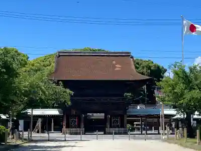 尾張大國霊神社(国府宮)の{uncategorized: "未分類", other: "その他", undefined: "問題あり", building: "その他建物", grave: "お墓", sacred_gate: "鳥居", guardian: "狛犬", statue: "像", buddha: "仏像", history: "歴史", nature: "自然", garden: "庭園", animal: "動物", pagoda: "塔", temizu: "手水舎", mountain_gate: "山門・神門", sanctuary: "本殿・本堂", subordinate: "末社・摂社", art: "芸術", scenery: "景色", jizo: "地蔵", ema: "絵馬", goshuin: "御朱印", omikuji: "おみくじ", items: "授与品その他", amulet: "お守り", goshuincho: "御朱印帳", eats: "食事", festival: "お祭り", votive_dance: "神楽", shichigosan: "七五三参", wedding: "結婚式", experience: "体験その他", initially: "初詣", around: "周辺", anti_infection: "感染症対策"}