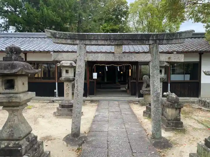 天満神社本殿の{uncategorized: "未分類", other: "その他", undefined: "問題あり", building: "その他建物", grave: "お墓", sacred_gate: "鳥居", guardian: "狛犬", statue: "像", buddha: "仏像", history: "歴史", nature: "自然", garden: "庭園", animal: "動物", pagoda: "塔", temizu: "手水舎", mountain_gate: "山門・神門", sanctuary: "本殿・本堂", subordinate: "末社・摂社", art: "芸術", scenery: "景色", jizo: "地蔵", ema: "絵馬", goshuin: "御朱印", omikuji: "おみくじ", items: "授与品その他", amulet: "お守り", goshuincho: "御朱印帳", eats: "食事", festival: "お祭り", votive_dance: "神楽", shichigosan: "七五三参", wedding: "結婚式", experience: "体験その他", initially: "初詣", around: "周辺", anti_infection: "感染症対策"}