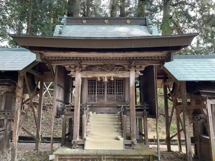 日枝神社 (甲南町稗谷)の{uncategorized: "未分類", other: "その他", undefined: "問題あり", building: "その他建物", grave: "お墓", sacred_gate: "鳥居", guardian: "狛犬", statue: "像", buddha: "仏像", history: "歴史", nature: "自然", garden: "庭園", animal: "動物", pagoda: "塔", temizu: "手水舎", mountain_gate: "山門・神門", sanctuary: "本殿・本堂", subordinate: "末社・摂社", art: "芸術", scenery: "景色", jizo: "地蔵", ema: "絵馬", goshuin: "御朱印", omikuji: "おみくじ", items: "授与品その他", amulet: "お守り", goshuincho: "御朱印帳", eats: "食事", festival: "お祭り", votive_dance: "神楽", shichigosan: "七五三参", wedding: "結婚式", experience: "体験その他", initially: "初詣", around: "周辺", anti_infection: "感染症対策"}