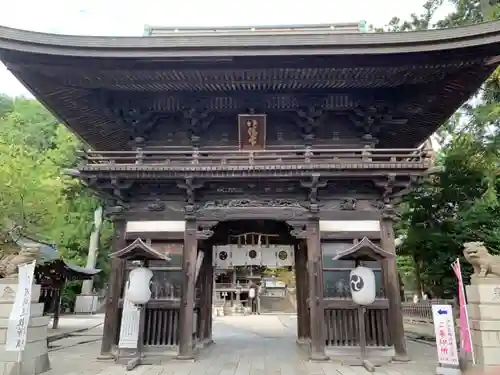 日牟禮八幡宮の山門・神門