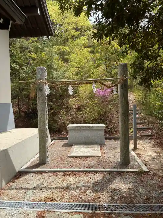 丸山稲荷神社本社の{uncategorized: "未分類", other: "その他", undefined: "問題あり", building: "その他建物", grave: "お墓", sacred_gate: "鳥居", guardian: "狛犬", statue: "像", buddha: "仏像", history: "歴史", nature: "自然", garden: "庭園", animal: "動物", pagoda: "塔", temizu: "手水舎", mountain_gate: "山門・神門", sanctuary: "本殿・本堂", subordinate: "末社・摂社", art: "芸術", scenery: "景色", jizo: "地蔵", ema: "絵馬", goshuin: "御朱印", omikuji: "おみくじ", items: "授与品その他", amulet: "お守り", goshuincho: "御朱印帳", eats: "食事", festival: "お祭り", votive_dance: "神楽", shichigosan: "七五三参", wedding: "結婚式", experience: "体験その他", initially: "初詣", around: "周辺", anti_infection: "感染症対策"}