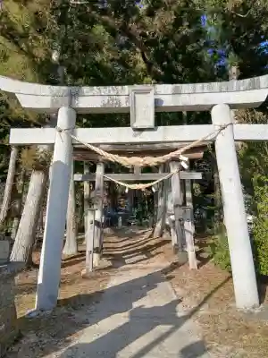 諏訪神社の{uncategorized: "未分類", other: "その他", undefined: "問題あり", building: "その他建物", grave: "お墓", sacred_gate: "鳥居", guardian: "狛犬", statue: "像", buddha: "仏像", history: "歴史", nature: "自然", garden: "庭園", animal: "動物", pagoda: "塔", temizu: "手水舎", mountain_gate: "山門・神門", sanctuary: "本殿・本堂", subordinate: "末社・摂社", art: "芸術", scenery: "景色", jizo: "地蔵", ema: "絵馬", goshuin: "御朱印", omikuji: "おみくじ", items: "授与品その他", amulet: "お守り", goshuincho: "御朱印帳", eats: "食事", festival: "お祭り", votive_dance: "神楽", shichigosan: "七五三参", wedding: "結婚式", experience: "体験その他", initially: "初詣", around: "周辺", anti_infection: "感染症対策"}