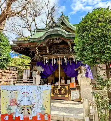 令和5年 特別御朱印 『笑門来福』
御祭神の小野篁公、御配神の菅原道真公と、神社の動物達から心を合わせて新年のご挨拶🙏🏻
あっ!右端にいらっしゃるのは…😄
晴れやかに赤と銀の箔押しで仕上げた新年の御朱印です😊
テーマは『笑門来福』
福笑いを由来に作られた和製熟語で、「門」には家族や一族、一門や名門とゆう言葉にもあるように「特定の集団」を示す言葉としても使われます。