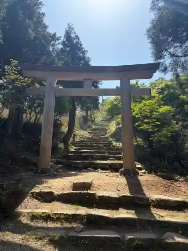 英彦山神宮御本社（上宮）の{uncategorized: "未分類", other: "その他", undefined: "問題あり", building: "その他建物", grave: "お墓", sacred_gate: "鳥居", guardian: "狛犬", statue: "像", buddha: "仏像", history: "歴史", nature: "自然", garden: "庭園", animal: "動物", pagoda: "塔", temizu: "手水舎", mountain_gate: "山門・神門", sanctuary: "本殿・本堂", subordinate: "末社・摂社", art: "芸術", scenery: "景色", jizo: "地蔵", ema: "絵馬", goshuin: "御朱印", omikuji: "おみくじ", items: "授与品その他", amulet: "お守り", goshuincho: "御朱印帳", eats: "食事", festival: "お祭り", votive_dance: "神楽", shichigosan: "七五三参", wedding: "結婚式", experience: "体験その他", initially: "初詣", around: "周辺", anti_infection: "感染症対策"}
