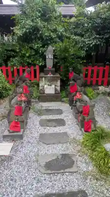 於菊稲荷神社の{uncategorized: "未分類", other: "その他", undefined: "問題あり", building: "その他建物", grave: "お墓", sacred_gate: "鳥居", guardian: "狛犬", statue: "像", buddha: "仏像", history: "歴史", nature: "自然", garden: "庭園", animal: "動物", pagoda: "塔", temizu: "手水舎", mountain_gate: "山門・神門", sanctuary: "本殿・本堂", subordinate: "末社・摂社", art: "芸術", scenery: "景色", jizo: "地蔵", ema: "絵馬", goshuin: "御朱印", omikuji: "おみくじ", items: "授与品その他", amulet: "お守り", goshuincho: "御朱印帳", eats: "食事", festival: "お祭り", votive_dance: "神楽", shichigosan: "七五三参", wedding: "結婚式", experience: "体験その他", initially: "初詣", around: "周辺", anti_infection: "感染症対策"}