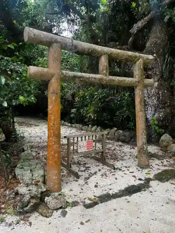 仲筋御嶽の{uncategorized: "未分類", other: "その他", undefined: "問題あり", building: "その他建物", grave: "お墓", sacred_gate: "鳥居", guardian: "狛犬", statue: "像", buddha: "仏像", history: "歴史", nature: "自然", garden: "庭園", animal: "動物", pagoda: "塔", temizu: "手水舎", mountain_gate: "山門・神門", sanctuary: "本殿・本堂", subordinate: "末社・摂社", art: "芸術", scenery: "景色", jizo: "地蔵", ema: "絵馬", goshuin: "御朱印", omikuji: "おみくじ", items: "授与品その他", amulet: "お守り", goshuincho: "御朱印帳", eats: "食事", festival: "お祭り", votive_dance: "神楽", shichigosan: "七五三参", wedding: "結婚式", experience: "体験その他", initially: "初詣", around: "周辺", anti_infection: "感染症対策"}