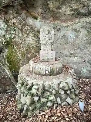 観音寺（岩屋観音）の{uncategorized: "未分類", other: "その他", undefined: "問題あり", building: "その他建物", grave: "お墓", sacred_gate: "鳥居", guardian: "狛犬", statue: "像", buddha: "仏像", history: "歴史", nature: "自然", garden: "庭園", animal: "動物", pagoda: "塔", temizu: "手水舎", mountain_gate: "山門・神門", sanctuary: "本殿・本堂", subordinate: "末社・摂社", art: "芸術", scenery: "景色", jizo: "地蔵", ema: "絵馬", goshuin: "御朱印", omikuji: "おみくじ", items: "授与品その他", amulet: "お守り", goshuincho: "御朱印帳", eats: "食事", festival: "お祭り", votive_dance: "神楽", shichigosan: "七五三参", wedding: "結婚式", experience: "体験その他", initially: "初詣", around: "周辺", anti_infection: "感染症対策"}