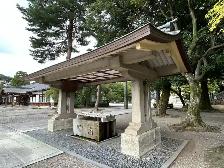 富山縣護國神社の手水舎
