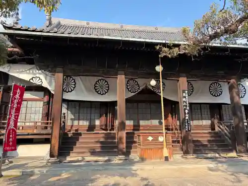 本興寺の{uncategorized: "未分類", other: "その他", undefined: "問題あり", building: "その他建物", grave: "お墓", sacred_gate: "鳥居", guardian: "狛犬", statue: "像", buddha: "仏像", history: "歴史", nature: "自然", garden: "庭園", animal: "動物", pagoda: "塔", temizu: "手水舎", mountain_gate: "山門・神門", sanctuary: "本殿・本堂", subordinate: "末社・摂社", art: "芸術", scenery: "景色", jizo: "地蔵", ema: "絵馬", goshuin: "御朱印", omikuji: "おみくじ", items: "授与品その他", amulet: "お守り", goshuincho: "御朱印帳", eats: "食事", festival: "お祭り", votive_dance: "神楽", shichigosan: "七五三参", wedding: "結婚式", experience: "体験その他", initially: "初詣", around: "周辺", anti_infection: "感染症対策"}