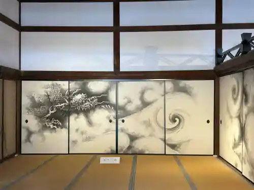 龍安寺の{uncategorized: "未分類", other: "その他", undefined: "問題あり", building: "その他建物", grave: "お墓", sacred_gate: "鳥居", guardian: "狛犬", statue: "像", buddha: "仏像", history: "歴史", nature: "自然", garden: "庭園", animal: "動物", pagoda: "塔", temizu: "手水舎", mountain_gate: "山門・神門", sanctuary: "本殿・本堂", subordinate: "末社・摂社", art: "芸術", scenery: "景色", jizo: "地蔵", ema: "絵馬", goshuin: "御朱印", omikuji: "おみくじ", items: "授与品その他", amulet: "お守り", goshuincho: "御朱印帳", eats: "食事", festival: "お祭り", votive_dance: "神楽", shichigosan: "七五三参", wedding: "結婚式", experience: "体験その他", initially: "初詣", around: "周辺", anti_infection: "感染症対策"}