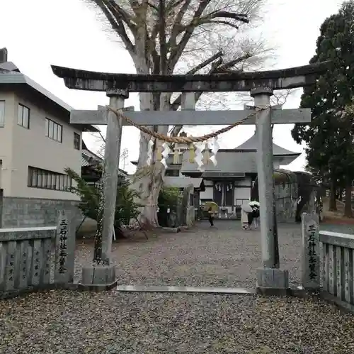 三ツ石神社の鳥居