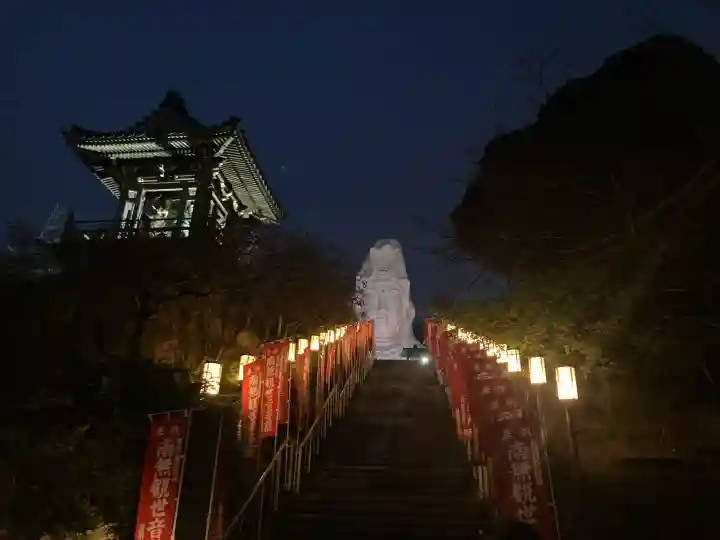 大船観音寺の{uncategorized: "未分類", other: "その他", undefined: "問題あり", building: "その他建物", grave: "お墓", sacred_gate: "鳥居", guardian: "狛犬", statue: "像", buddha: "仏像", history: "歴史", nature: "自然", garden: "庭園", animal: "動物", pagoda: "塔", temizu: "手水舎", mountain_gate: "山門・神門", sanctuary: "本殿・本堂", subordinate: "末社・摂社", art: "芸術", scenery: "景色", jizo: "地蔵", ema: "絵馬", goshuin: "御朱印", omikuji: "おみくじ", items: "授与品その他", amulet: "お守り", goshuincho: "御朱印帳", eats: "食事", festival: "お祭り", votive_dance: "神楽", shichigosan: "七五三参", wedding: "結婚式", experience: "体験その他", initially: "初詣", around: "周辺", anti_infection: "感染症対策"}