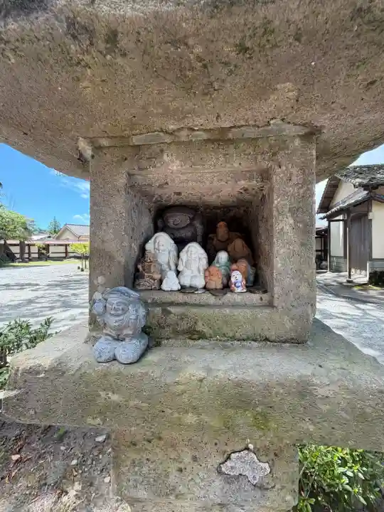 鹿児島神社の{uncategorized: "未分類", other: "その他", undefined: "問題あり", building: "その他建物", grave: "お墓", sacred_gate: "鳥居", guardian: "狛犬", statue: "像", buddha: "仏像", history: "歴史", nature: "自然", garden: "庭園", animal: "動物", pagoda: "塔", temizu: "手水舎", mountain_gate: "山門・神門", sanctuary: "本殿・本堂", subordinate: "末社・摂社", art: "芸術", scenery: "景色", jizo: "地蔵", ema: "絵馬", goshuin: "御朱印", omikuji: "おみくじ", items: "授与品その他", amulet: "お守り", goshuincho: "御朱印帳", eats: "食事", festival: "お祭り", votive_dance: "神楽", shichigosan: "七五三参", wedding: "結婚式", experience: "体験その他", initially: "初詣", around: "周辺", anti_infection: "感染症対策"}