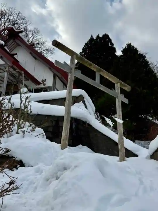小谷石神社の{uncategorized: "未分類", other: "その他", undefined: "問題あり", building: "その他建物", grave: "お墓", sacred_gate: "鳥居", guardian: "狛犬", statue: "像", buddha: "仏像", history: "歴史", nature: "自然", garden: "庭園", animal: "動物", pagoda: "塔", temizu: "手水舎", mountain_gate: "山門・神門", sanctuary: "本殿・本堂", subordinate: "末社・摂社", art: "芸術", scenery: "景色", jizo: "地蔵", ema: "絵馬", goshuin: "御朱印", omikuji: "おみくじ", items: "授与品その他", amulet: "お守り", goshuincho: "御朱印帳", eats: "食事", festival: "お祭り", votive_dance: "神楽", shichigosan: "七五三参", wedding: "結婚式", experience: "体験その他", initially: "初詣", around: "周辺", anti_infection: "感染症対策"}