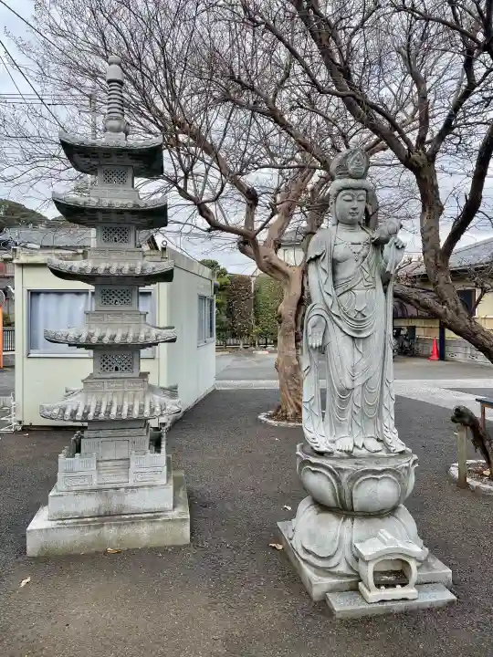 廣龍寺の{uncategorized: "未分類", other: "その他", undefined: "問題あり", building: "その他建物", grave: "お墓", sacred_gate: "鳥居", guardian: "狛犬", statue: "像", buddha: "仏像", history: "歴史", nature: "自然", garden: "庭園", animal: "動物", pagoda: "塔", temizu: "手水舎", mountain_gate: "山門・神門", sanctuary: "本殿・本堂", subordinate: "末社・摂社", art: "芸術", scenery: "景色", jizo: "地蔵", ema: "絵馬", goshuin: "御朱印", omikuji: "おみくじ", items: "授与品その他", amulet: "お守り", goshuincho: "御朱印帳", eats: "食事", festival: "お祭り", votive_dance: "神楽", shichigosan: "七五三参", wedding: "結婚式", experience: "体験その他", initially: "初詣", around: "周辺", anti_infection: "感染症対策"}
