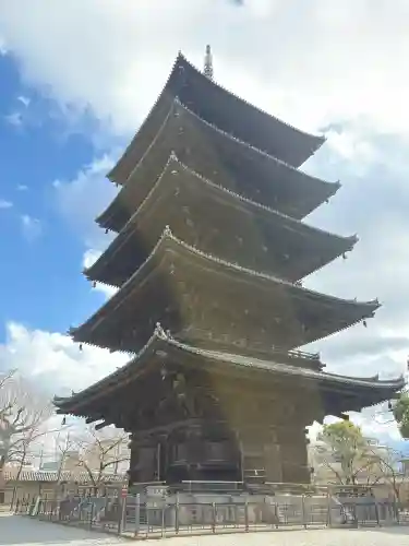 東寺（教王護国寺）の{uncategorized: "未分類", other: "その他", undefined: "問題あり", building: "その他建物", grave: "お墓", sacred_gate: "鳥居", guardian: "狛犬", statue: "像", buddha: "仏像", history: "歴史", nature: "自然", garden: "庭園", animal: "動物", pagoda: "塔", temizu: "手水舎", mountain_gate: "山門・神門", sanctuary: "本殿・本堂", subordinate: "末社・摂社", art: "芸術", scenery: "景色", jizo: "地蔵", ema: "絵馬", goshuin: "御朱印", omikuji: "おみくじ", items: "授与品その他", amulet: "お守り", goshuincho: "御朱印帳", eats: "食事", festival: "お祭り", votive_dance: "神楽", shichigosan: "七五三参", wedding: "結婚式", experience: "体験その他", initially: "初詣", around: "周辺", anti_infection: "感染症対策"}