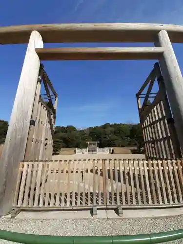神武天皇陵（畝傍山東北陵）の{uncategorized: "未分類", other: "その他", undefined: "問題あり", building: "その他建物", grave: "お墓", sacred_gate: "鳥居", guardian: "狛犬", statue: "像", buddha: "仏像", history: "歴史", nature: "自然", garden: "庭園", animal: "動物", pagoda: "塔", temizu: "手水舎", mountain_gate: "山門・神門", sanctuary: "本殿・本堂", subordinate: "末社・摂社", art: "芸術", scenery: "景色", jizo: "地蔵", ema: "絵馬", goshuin: "御朱印", omikuji: "おみくじ", items: "授与品その他", amulet: "お守り", goshuincho: "御朱印帳", eats: "食事", festival: "お祭り", votive_dance: "神楽", shichigosan: "七五三参", wedding: "結婚式", experience: "体験その他", initially: "初詣", around: "周辺", anti_infection: "感染症対策"}