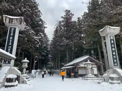 高野山金剛峯寺奥の院の{uncategorized: "未分類", other: "その他", undefined: "問題あり", building: "その他建物", grave: "お墓", sacred_gate: "鳥居", guardian: "狛犬", statue: "像", buddha: "仏像", history: "歴史", nature: "自然", garden: "庭園", animal: "動物", pagoda: "塔", temizu: "手水舎", mountain_gate: "山門・神門", sanctuary: "本殿・本堂", subordinate: "末社・摂社", art: "芸術", scenery: "景色", jizo: "地蔵", ema: "絵馬", goshuin: "御朱印", omikuji: "おみくじ", items: "授与品その他", amulet: "お守り", goshuincho: "御朱印帳", eats: "食事", festival: "お祭り", votive_dance: "神楽", shichigosan: "七五三参", wedding: "結婚式", experience: "体験その他", initially: "初詣", around: "周辺", anti_infection: "感染症対策"}