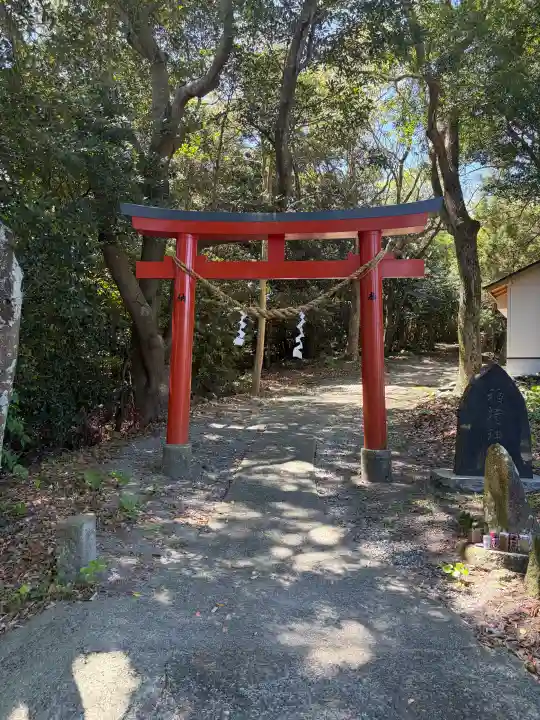 稲荷神社の{uncategorized: "未分類", other: "その他", undefined: "問題あり", building: "その他建物", grave: "お墓", sacred_gate: "鳥居", guardian: "狛犬", statue: "像", buddha: "仏像", history: "歴史", nature: "自然", garden: "庭園", animal: "動物", pagoda: "塔", temizu: "手水舎", mountain_gate: "山門・神門", sanctuary: "本殿・本堂", subordinate: "末社・摂社", art: "芸術", scenery: "景色", jizo: "地蔵", ema: "絵馬", goshuin: "御朱印", omikuji: "おみくじ", items: "授与品その他", amulet: "お守り", goshuincho: "御朱印帳", eats: "食事", festival: "お祭り", votive_dance: "神楽", shichigosan: "七五三参", wedding: "結婚式", experience: "体験その他", initially: "初詣", around: "周辺", anti_infection: "感染症対策"}