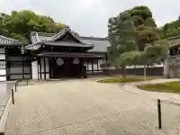 御寺 泉涌寺の{uncategorized: "未分類", other: "その他", undefined: "問題あり", building: "その他建物", grave: "お墓", sacred_gate: "鳥居", guardian: "狛犬", statue: "像", buddha: "仏像", history: "歴史", nature: "自然", garden: "庭園", animal: "動物", pagoda: "塔", temizu: "手水舎", mountain_gate: "山門・神門", sanctuary: "本殿・本堂", subordinate: "末社・摂社", art: "芸術", scenery: "景色", jizo: "地蔵", ema: "絵馬", goshuin: "御朱印", omikuji: "おみくじ", items: "授与品その他", amulet: "お守り", goshuincho: "御朱印帳", eats: "食事", festival: "お祭り", votive_dance: "神楽", shichigosan: "七五三参", wedding: "結婚式", experience: "体験その他", initially: "初詣", around: "周辺", anti_infection: "感染症対策"}