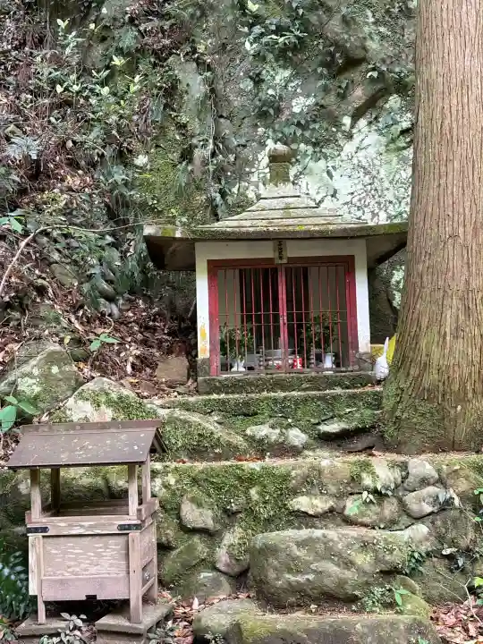 奇絶峡不動明王の{uncategorized: "未分類", other: "その他", undefined: "問題あり", building: "その他建物", grave: "お墓", sacred_gate: "鳥居", guardian: "狛犬", statue: "像", buddha: "仏像", history: "歴史", nature: "自然", garden: "庭園", animal: "動物", pagoda: "塔", temizu: "手水舎", mountain_gate: "山門・神門", sanctuary: "本殿・本堂", subordinate: "末社・摂社", art: "芸術", scenery: "景色", jizo: "地蔵", ema: "絵馬", goshuin: "御朱印", omikuji: "おみくじ", items: "授与品その他", amulet: "お守り", goshuincho: "御朱印帳", eats: "食事", festival: "お祭り", votive_dance: "神楽", shichigosan: "七五三参", wedding: "結婚式", experience: "体験その他", initially: "初詣", around: "周辺", anti_infection: "感染症対策"}